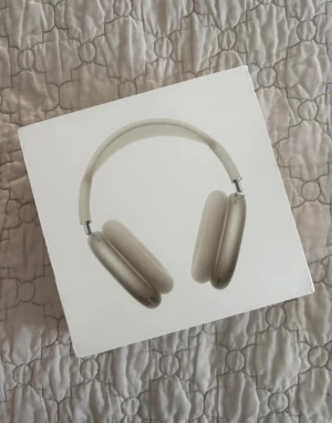 Apple AirPods Max Starlight  - Säljer ett par Apple AirPods Max i färgen starlight. Over-ear hörlurar med stilren design, aluminiumkåpor och meshbygel. Grym ljudkvalitet, brusreducering och mjuka öronkuddar för extra komfort. Laddkabel och smart case medföljer.