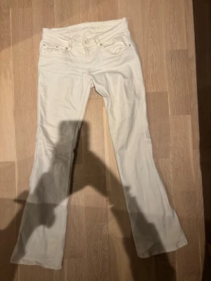 Vita bootcut jeans från Gina - Intressekoll! Säljer dyrt pga av slutsålda på hemsida💗bra pris=köp.               Bara använda en gång❤️