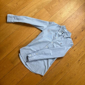 Ralph Lauren Skjorta - !! NY SKICK !! Klassisk ljusblå skjorta från Ralph Lauren i SLIMFIT med button-down krage och broderad logga på bröstet. Skjortan har lång ärm, smal passform och är tillverkad i mjuk bomull. Perfekt för en clean och stilren look. Storlek 20 sitter Som S-M
