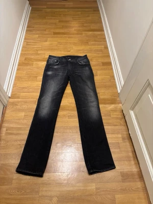 Nudie jeans - Säljer ett par svart/gråa nudie jeans i modellen slim Jim storlek: 30/32. Skriv om mått mm.