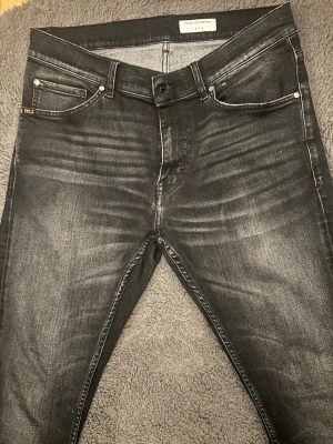 Tiger of Sweden jeans  - Endast testade. Slim fit. Sjukt snygg tvätt .Storlek 31/32. Modell: Evolve. Nypris 1800 kr, mitt pris 499. Hör av dig vid minsta lilla fundering!