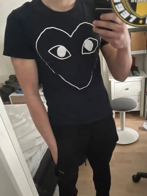 Marinblå CDG T-shirt - Tja! Säljer en skit fräsh marinblå CDG T-shirt. Har knappast andvänt den eftersom det inte riktigt passade in i min stil. Tröjan är nästa helt oandvänd (ca 3-4 gngr). Bara hör av er om ni har några beundringar, priset är ej huggit i sten. 