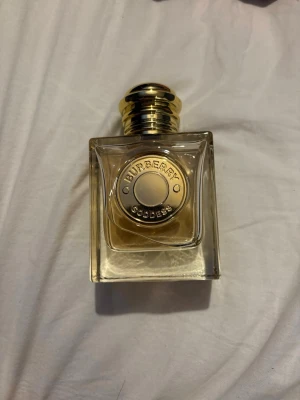 Burberry Goddess parfym 50ml - PRISET KAN DISKUTERAS!!!            Burberry Goddess parfym I 50ml, den är använd så är inte 50ml kvar, du kanade på sista bilden hur mycket som är kvar! 