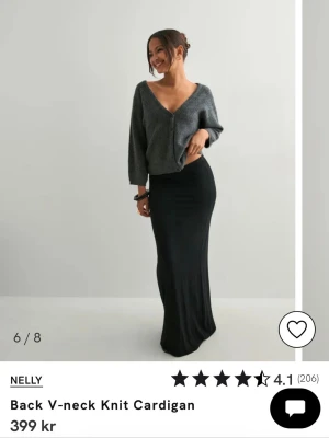 Grå stickad tröja med v-ringning Nelly - Mörk grå stickad kofta från Nelly. 