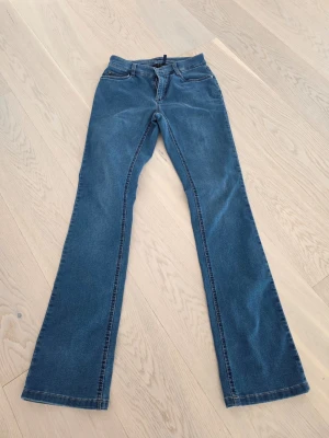 Blå bootcut jeans från Wonder Jeans  - Snygga blå bootcut jeans från Wonder Jeans. klassisk femficksdesign och subtil logga på bakfickan. Jeansen har normal midja och är tillverkade i ett mjukt, elastiskt denimtyg som ger en skön passform. Perfekta för dig som gillar en tidlös och avslappnad stil. Helt nya.