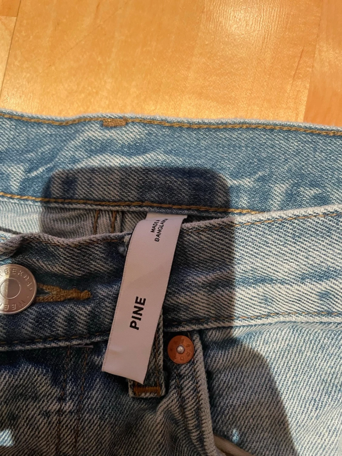 Ljusblå raka jeans från weekday - 1