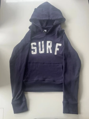Kapital Surf Hoodie - Riktigt snygg Kapital surf hoodie som tyvärr blev för liten :( DM vid frågor