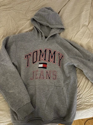 Tommy hilfiger hoodie - Använd men i fin skick, passar M-L