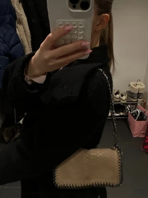 Axelväska - Snygg axelväska köpt i Grekland, nypris 1000kr, mitt pris 650kr men de går att diskutera vid snabb affär💕