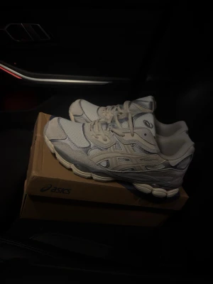Asics Gel NYC - Säljer mina nya Asics då de va lite för små i storlek för mig. Använda 1 gång endast för att testa, aldrig gått med utomhus. Skit snygga till antingen sommaren eller ba casual. Har du frågor kom dm. Pris kan diskuteras