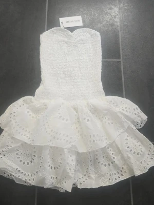 Klänning MEET-ME-THERE💕 - Säljer denna otroligt vackra klänning ifrån MEET-me-there då den tyvärr inte kommit till användning. Den är använd 1 gång och har en liten skada innanför kjolen. Men det är absolut inget man kan se eller lägga märke till då det är som ett litet extra tunt skydd, som igentligen inte är nödvändigt. Den är köpt för 700 och säljer för 500 då den knappt är använd💕💕