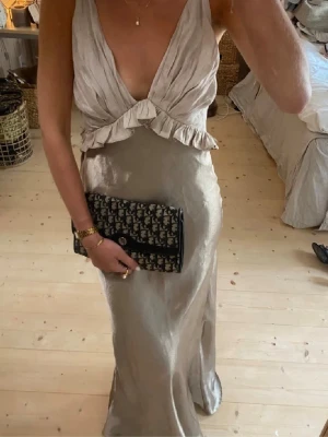 Champagne beige balklänning - Balklänning i bla satin i beige/champange. Skitsnygg men passar tyvärr inte mig så måste därför sälja. Passar en M bäst