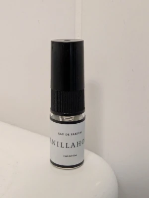 Vanillaholic Eau de Parfum 2 ml - Parfymprov från Curiosa Vanillaholic Eau de Parfum, inspirerad av Vanilla skin. 2 ml, endast testad 1 gång.