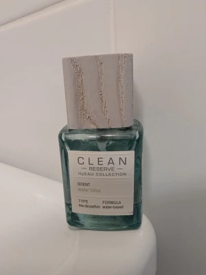 Clean Reserve Water Lotus parfym  - Fräsch parfym från Clean Reserve H2EAU Collection med doften Water Lotus. 30 ml flaska, se bild för mängd kvar.. Eau de parfum med vattenbaserad formula.