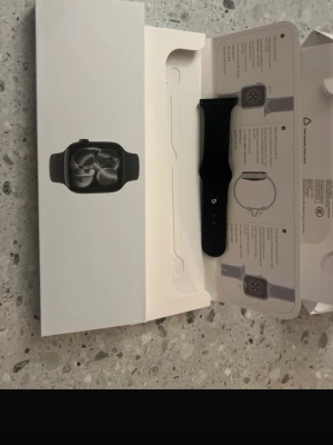 Apple Watch svart aluminium - Apple Watch med svart aluminiumboett och svart silikonarmband. Modern och stilren design, perfekt för dig som vill ha koll på både träning och notiser direkt på handleden. Kommer i originalförpackning med tydliga instruktioner.