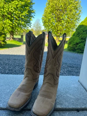 Cowboy boots - Tjena! Säljer nu mina square toe-cowboy boots i storlek 7 1/2 (37/38) pga att jag hade velat ha i mörkt skinn, dom är knappt använda och man ser knappt några täcken på att dom skulle säljas för ett lägre pris men det går absolut att diskuteras! Hör av er för mer information så löser vi något!❣️