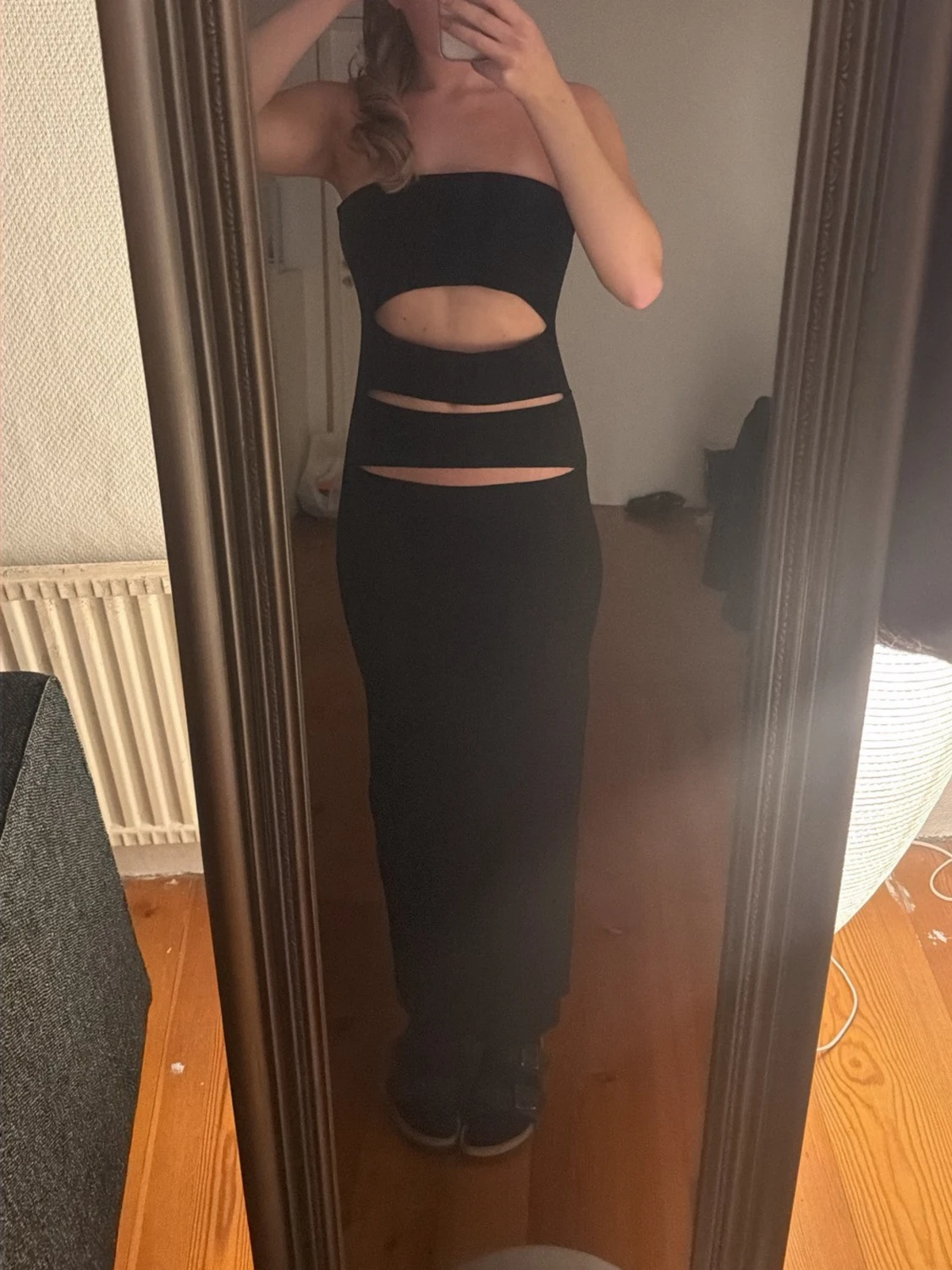 Svart långklänning med cut-outs