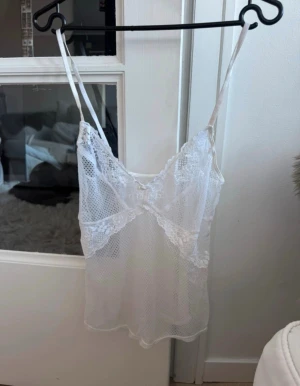 Vitt spets topp med tunna band - Så fin vit spets topp 🤍  Feminint linne i spets med fina detaljer som ger en mjuk och romantisk look ✨ Perfekt till sommaren, layering eller som en söt vardagstopp  Sitter lätt och bekvämt  Storlek: S Skick: fint skick  Alla plagg tvättas innan de skickas 🤍  Skriv vid frågor 💌