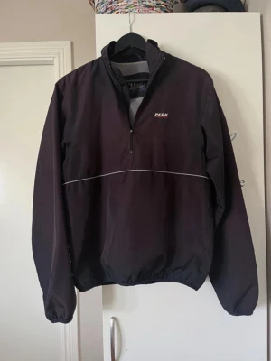 Svart vindjacka från Peak Performance - Vintage Peak performance annorack, golf annorack. Unisex. Smått solblekt 🤍