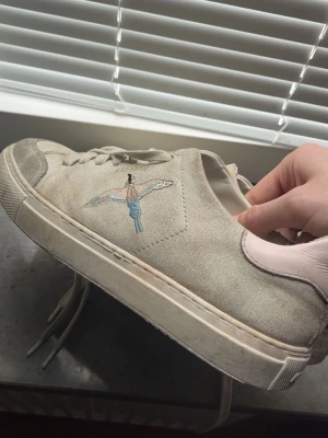 Axel Arigato Clean 90 B Bird Sneaker - Säljer dessa axel arigato skor, de är i använt men bra skick. Original pris 2800kr.