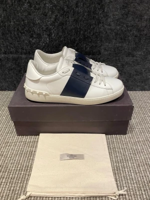 Valentino open  - Hej, säljer nu dessa svin snygga valentino skor. Skorna är i mycket bra skick!  Begränsat antal boxar och dustbag. Hör av dig vid frågor. 