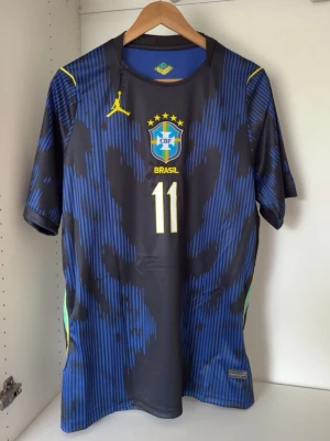 Brasilien matchtröja - VM 2026 - Brasilien Matchtröja - 2026 VM - Raphinha 11 - storlek S - skick 10/10 - fraktas dagen vid köp. Är du intresserad av fler tröjor checka profilen. Kärlek och repekt!!