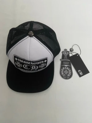 Chrome hearts keps med spännen där bak - Säljer en chrome keps med spännen där bak aldrig använd!
