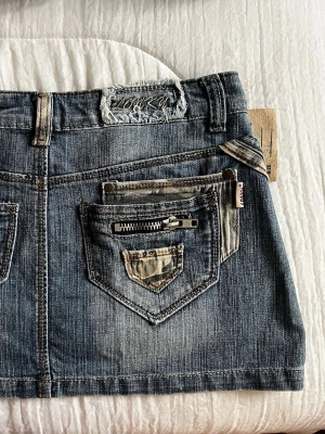 Cool jeanskjol - Säljer denna så coola och unika jeanskjolen! Midjemått: 40cm Längd: 33 cm