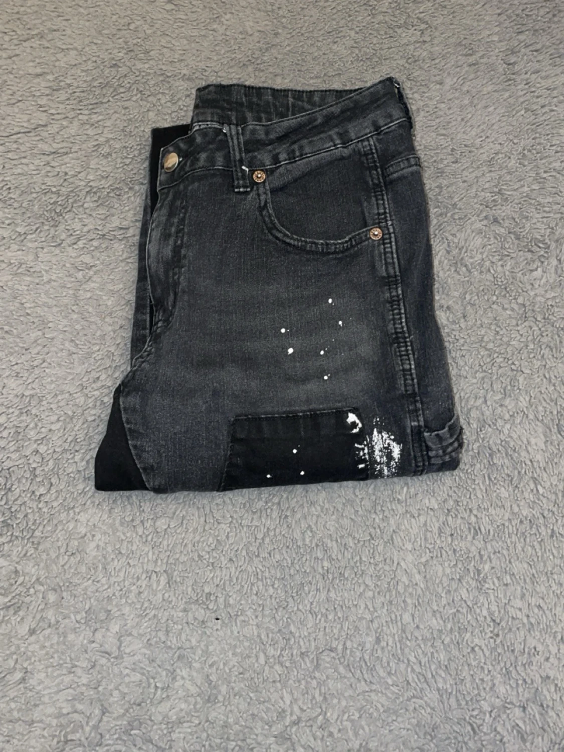 Svarta patchade jeans med råa kanter - 1