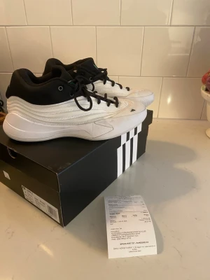Dame X basketskor storlek 41 1/3 - Snygga vita basketskor baserade av basketspelaren Damien Lillard. Har en snygg clean look. Perfekt för dig som kör basket. Inga stora defekter. Bara ett litet märke på toppen ( se bild) men det påverkar såklart inte spelandet. Kartong och kvitto finns.