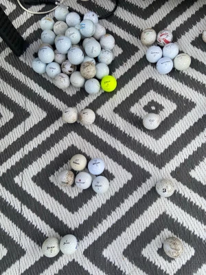 Stort parti golfbollar, mixade märken köp inte för 1kr hör av er - Säljer ett stort gäng golfbollar i olika märken och modeller. Hör av vid frågor