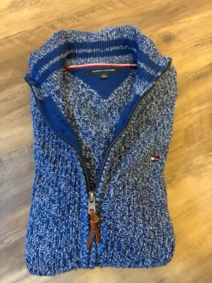Stickad Tommy Hilfiger Kofta Storlek M. - Stickad Tommy Hilfiger Kofta Storlek M. Har aldrig använt eller tvättat denna koftan. Den var en gåva till mig men den passade dock inte mig. Priset kan diskuteras, vid snabb affär. Välkommen att meddela och ställa frågor ifall det behövs😁
