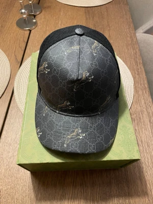 Gucci keps tiger  - Tjenare! Säljer denna fina & sällsynta Gucci kepsen i storlek XS. Inga tillbehör till kepsen finns, den är väldigt sällsynt o produceras ej längre. Meddela vid frågor 