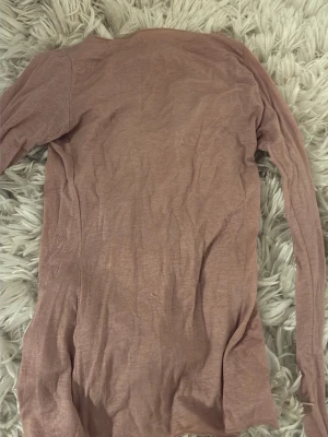 Ljusrosa instimissimi tröja  - Säljer en tunn och mjuk intimissimi tröja . Jätte bekväm och fin💕 intimissimi märker har tvättas bort i tvätten. Försökte fota de men de är knappt synligt! 