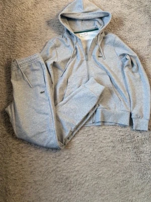 Lacoste Tracksuit  - Säljer en fin tracksuit koftan är i storlek M och byxorna i L byxorna passar fint till storlek M säljer för 1400kr pris kan diskuteras vid snabb affär 