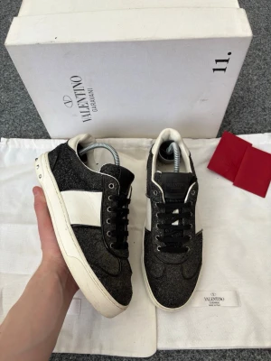 Valentino flycrews - Valentino flycrew | Storlek 37 1/2 | Tillbehör: Box, dustbag, kort | Endast 1899:- | Tveka inte att höra av dig vid frågor | Northstore