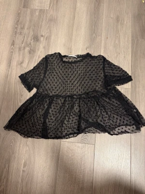 Topp/blus - En fin topp som passar bra med ett svart linne under! Har bara blivit använd ett par gånger. Sitter bra på folk som använder S