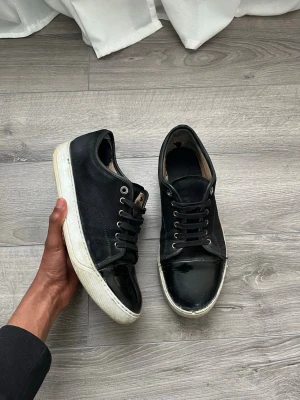 Lanvin  - Lanvin cap toe med glans | uk8 ~ 42-43 | defekt vid hällen se bild 4, samt längst fram på ena skon | ej og skosula. Öppen för seriösa bud! Mvh PolarArchive
