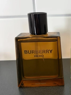 Burberry Hero EDP  - Burberry hero man EDP 100 ml - sparsamt använd. 600 kr.                                                                                           