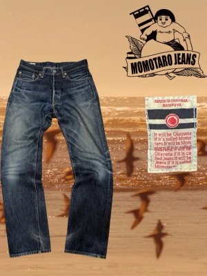 Momotaro Jeans 0405R Selvedge Denim -  Strl 27  Sjukt coola jeans med naturliga fades som blivit riktigt bra genom användning.  Midja: 37 Benöppning: 19 Längd: 100  Hör gärna av dig vid intresse, mått eller fler bilder så löser vi det.  