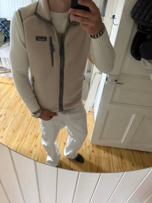 Patagonia väst - Snygg patagonia väst i jättebra skick inga synliga tecken på användning, den är i storlek M och modellen på bild är 183cm lång