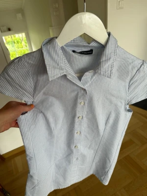 Blårandig kortärmad blus  - Snygg blus från Brandy Melville i storlek xs superfin till sommaren skriv gärna om det är något du undrar över. 🥰