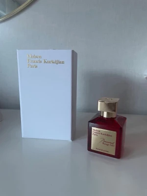 Maison Francis Kurkdjian Baccarat Rouge 540 - Exklusiv parfym från Maison Francis Kurkdjian, Baccarat Rouge 540. Flaskan är fyrkantig i röd glas med guldfärgat lock och etikett. Kommer i elegant vit kartong med gulddetaljer. En lyxig och ikonisk doft för dig som vill sticka ut.