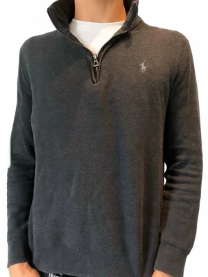  Polo Ralph Lauren Halv zip  - Snygg mörkblå tröja med halv dragkedja från Polo Ralph Lauren. Klassisk passform med ribbade muddar och hög krage. Ikoniska broderade loggan på bröstet. Perfekt till jeans eller chinos för en clean look.