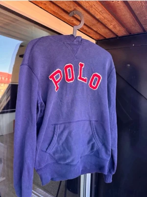 Mörkblå hoodie från Polo Ralph Lauren🤩🙌 - Fett hoddie från Raplh Lauren och hör av dig vid intresse🤩🙌