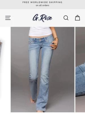 Ljusblå bootcut jeans från G Rise - Blåa bootcut jeans från G Rise med klassisk femficksdesign och låg midja. Tillverkade i denim med stretch. De är i storlek S Short!