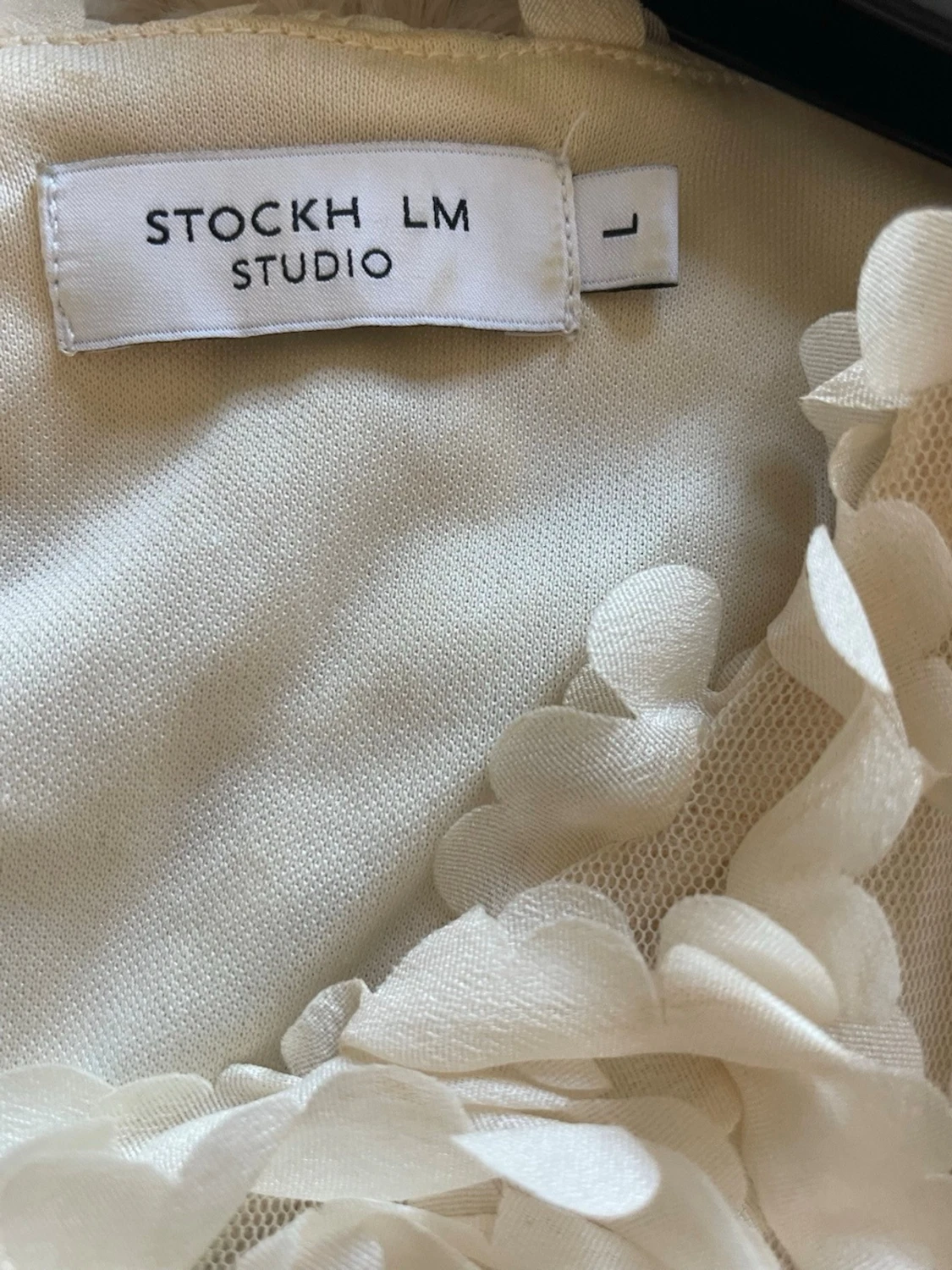Krämvit blommig blus från MQ - 2