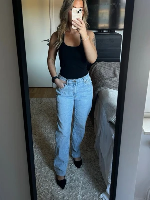 Ljusblå raka jeans  - Ljusblåa raka jeans med medelhögmidja från Abrand. Storlek 26. Pris: 450kr. (Ordinariepris 999kr) OBS! Jag har sytt upp dem och passar mig som är 1,60 med och utan klackar. Använda fåtal gånger, mycket bra skick. Skriv meddelande om det önskas fler bilder eller om det är några funderingar. 💛