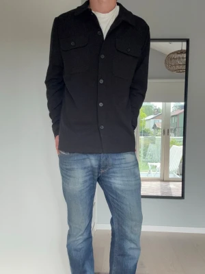 Only & Sons overshirt - Riktigt snygg svart overshirt från Only & Sons. Storleken är M. Tveka inte på att höra av dig vid eventuella frågor och funderingar!😊✌️
