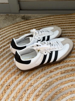 Adidas Samba  vita skor - Klassiska Adidas Samba bra skick 9/10 säljer för 750 pris ej hugget i sten